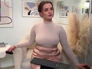 lelaryan's CamSoda show and profile