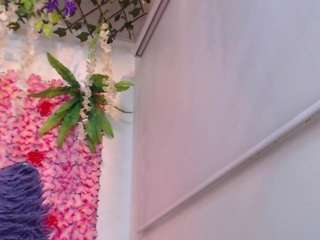 blondesquirt webcam model