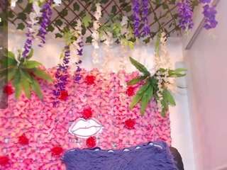 blondesquirt's CamSoda show and profile