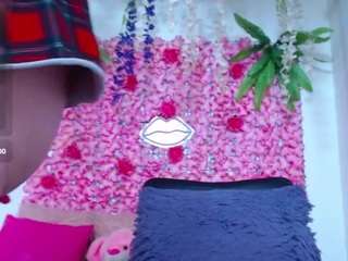 blondesquirt live cam preview