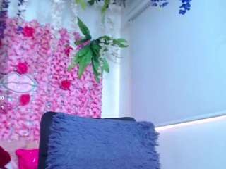 blondesquirt live cam preview
