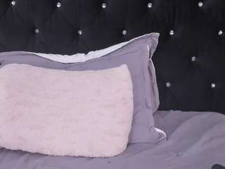 mia-devereaux, female webcam model,  years old, on live webcam