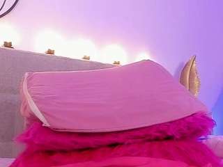 Madelanecoote's cam show statistics and live stream