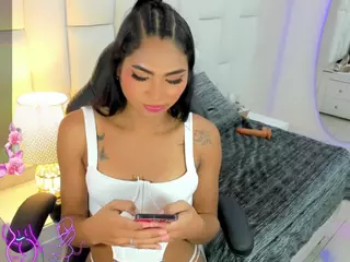 Suxansexyhott's Live Sex Cam Show