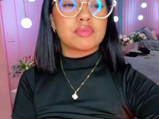 Live webcam model tarahills on Soda Cams