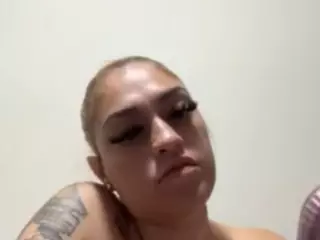 everyoneluvst's Live Sex Cam Show