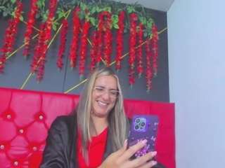 该模特正在直播。 aliceduboiss