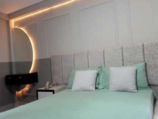 saanem-mature webcam model