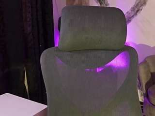 Image 1 of melannyluv, female webcam model,  years old, on live webcam