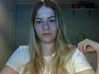 rosiejune's CamSoda show and profile