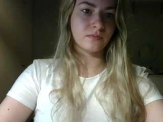 rosiejune's CamSoda show and profile