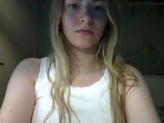 rosiejune's CamSoda show and profile