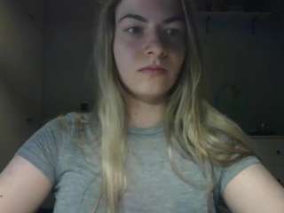 rosiejune's CamSoda show and profile