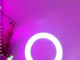 Ten model jest teraz na żywo. ashley-brightt