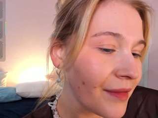 Ten model jest teraz na żywo. colleen-blake
