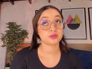 miiakay's CamSoda show and profile