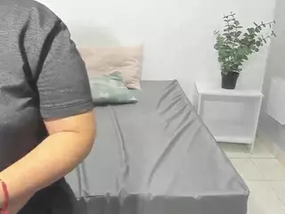 naughtymilfgela's Live Sex Cam Show