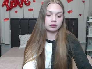 larapika, female webcam model,  years old, on live webcam