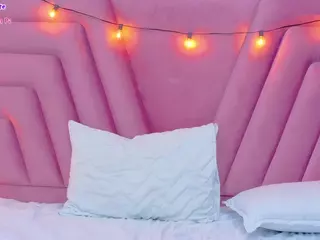 hornybarelylegalgirl's Live Sex Cam Show