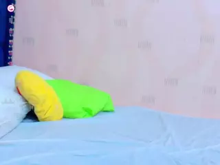 hornybarelylegalgirl's Live Sex Cam Show