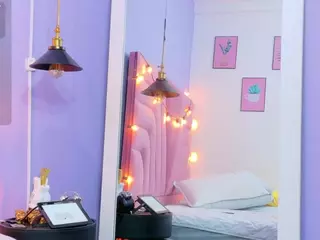 hornybarelylegalgirl's Live Sex Cam Show