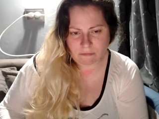 le modèle candycream17 est en webcam porno dans un show sur le site camsoda, il possède les tags suivants: amateur,blowjob,cock rating,doggy style,drinking,facial piercings,fingering,flashing,full nudity,green eyes,smoking,striptease,big tits,blonde hair,curvy,hd