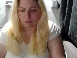 candycream17's Live Sex Cam Show