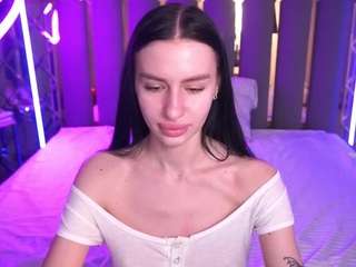snowwhiteee, female webcam model,  years old, on live webcam