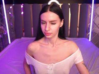 le modèle snowwhiteee est en webcam porno dans un show sur le site camsoda, il possède les tags suivants: ahegao,black hair,toys,tattoos,no drinking,moaning,lovense,jerk off instruction,green eyes,foot fetish,doggy style,dirty talk,dildo or vibrator,blowjob,hd,petite,small tits