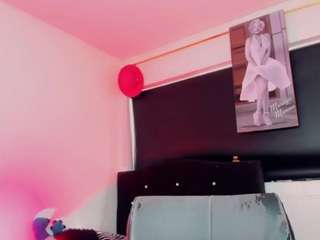 kendall-hornyy live webcam show