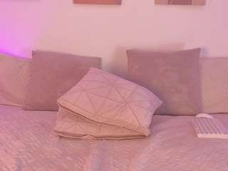 mia-heart's CamSoda show and profile