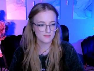 luna-berryy, female webcam model,  years old, on live webcam