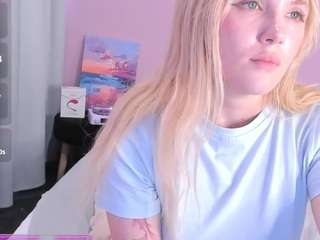 Fluffymonica's cam show statistics and live stream