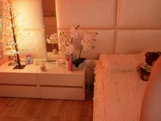 lilycollins18 live cam profile