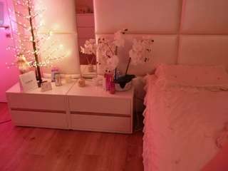 lilycollins18 live cam profile