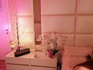 lilycollins18's CamSoda show and profile