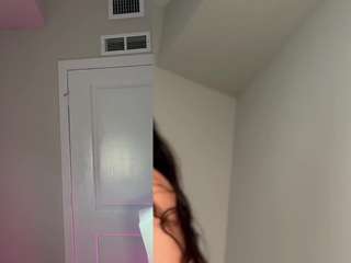 Live webcam model sashalong13 on Soda Cams