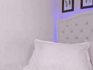 emilyy01 live webcam show