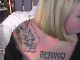 zarareign's CamSoda show and profile