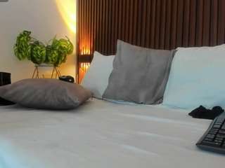 alma-fenix Live Webcam on CamSoda