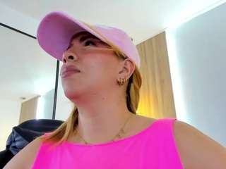 alma-fenix's CamSoda show and profile