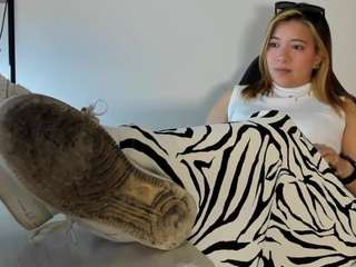 alma-fenix's CamSoda show and profile