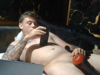 hungandhandsomee webcam model