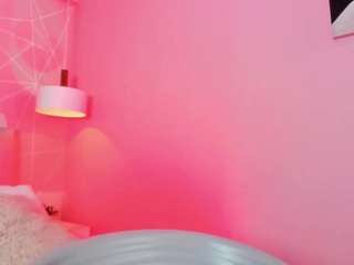 dollyzoe's CamSoda show and profile