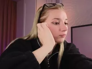 Saramore's Live Sex Cam Show