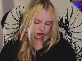 cateatlee, female webcam model,  years old, on live webcam