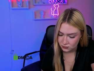 Playful-sophie's cam show statistics and live stream
