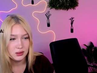 playful-sophie live cam — ass bouncing, naked, young adult