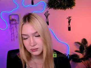 playful-sophie live cam preview