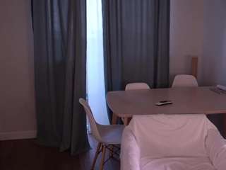 Bella live webcam show